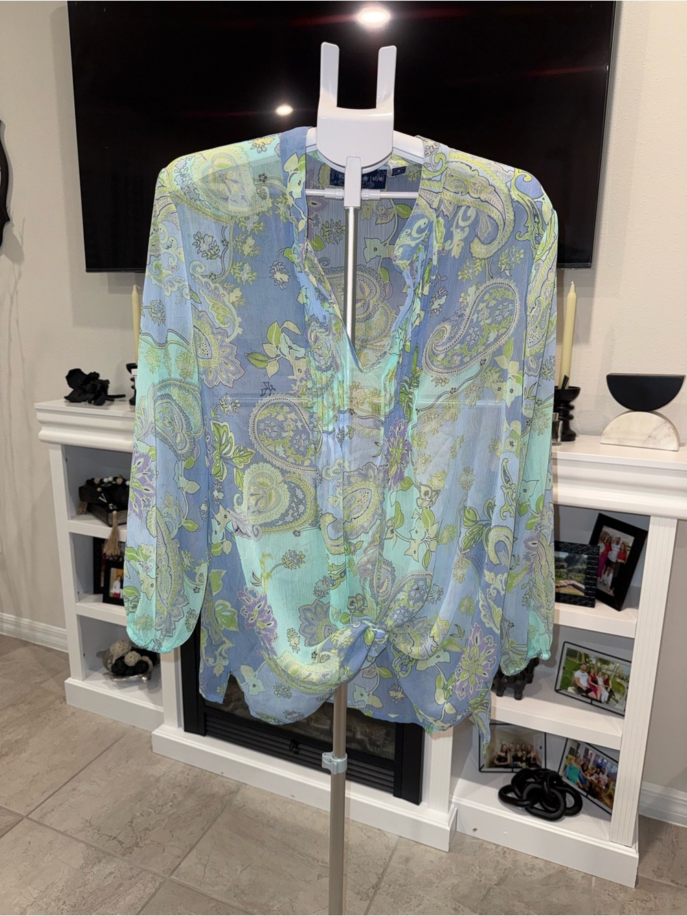 2 x 20$ Susan Graver Sheer Paisley V-Neck Blouse in Mint & Blue Size XL